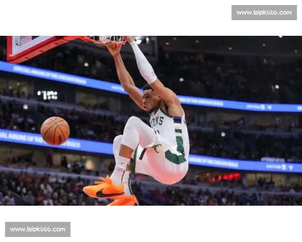 NBA精彩瞬间：激烈对抗与绝妙扣篮呈现球场巅峰对决